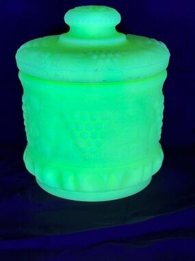 Vintage Unmarked Fenton Art Glass Custard Satin Grape And Cable Tobacco Jar